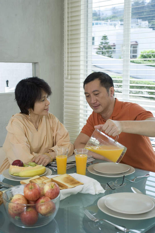 点心,面包,东方人,老年人,两个人,家庭,夫妻,坐,竖图,室内,白天,侧面,爱情,阅读,草地,草坪,植物,餐桌,窗户,落地窗,桌子,报纸,杯子,餐具,水果,亚洲,学习,阴影,新鲜,光线,眼镜,影子,百叶窗,墙,生食,橙汁,食品,面点,果实,浪漫,扭头,注视,黄种人,玻璃窗,墙壁,墙面,玻璃制品,草,食物,糕点,倒影,阳光,耳环,水杯,观察,看,靠,靠着,倚靠,转头,温暖,温馨,一家人,恩爱,浏览,提,恋人,有机食品,绿色食品,餐台,观看,老花镜,和睦,察看,倒映,提着,倚着,关注,耳饰,反照,远视眼镜,百页窗,老年男性,老年女性,男人,男性,女人,女性,亚洲人,夫妇,情侣,玻璃杯,进餐用具,烹调用具,坐着,半身,彩图,伴侣,融洽