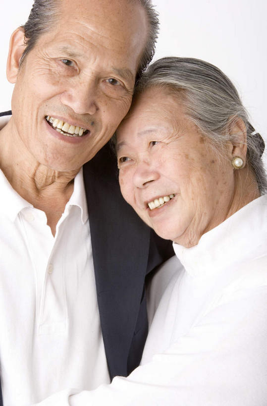 东方人,老年人,头发,两个人,家庭,夫妻,坐,抱,笑,微笑,露齿笑,竖图,俯视,室内,特写,白天,白色背景,爱情,亚洲,服装,浪漫,扭头,依偎,注视,休闲装,黄种人,衣服,白色,耳环,观察,看,靠,靠着,倚靠,转头,休闲,温暖,温馨,一家人,休闲服,恩爱,恋人,摄影,服饰,影棚,抱着,观看,和睦,察看,搂着,倚着,关注,依附,依赖,投靠,耳饰,鹤发,老年男性,老年女性,男人,男性,女人,女性,亚洲人,夫妇,情侣,怀抱,搂,搂抱,相抱,拥抱,坐着,半身,彩图,高角度拍摄,影棚拍摄,拍摄,伴侣,融洽