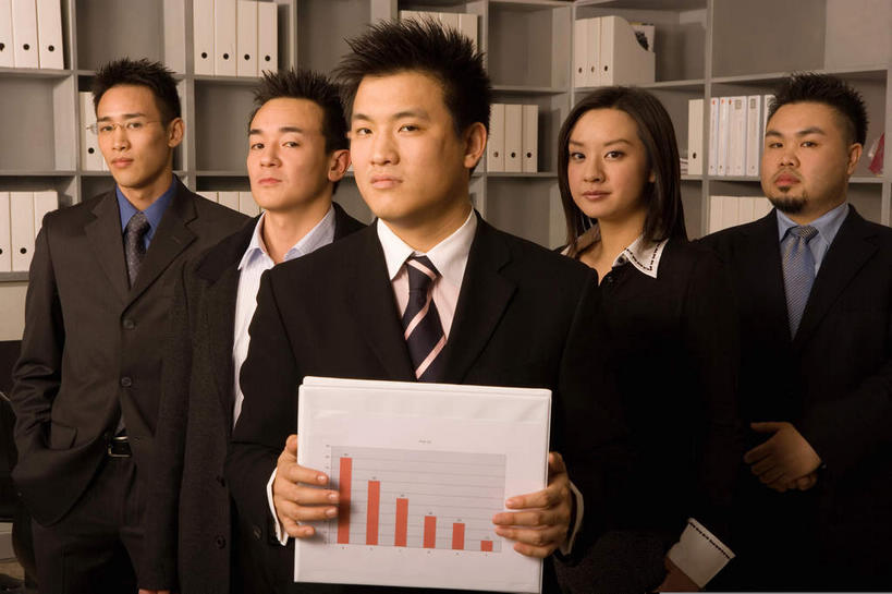 东方人,同事,商务人士,商务男性,商务女性,站,横图,室内,白天,正面,衬衫,成功,合作,团队,集体,信心,柜子,亚洲,五个人,一排,握,套装,整齐,材料,档案,文件,许多人,拿,拿着,注视,黄种人,队伍,排列,资料,观察,看,站着,一群人,握着,观看,察看,领导,成就,队列,关注,文档,柱形图,商务装,合伙,领袖,档案柜,工薪阶层,男人,男性,年轻男性,年轻女性,女人,女性,亚洲人,白领,上班族,站立,半身,彩图,衬衣