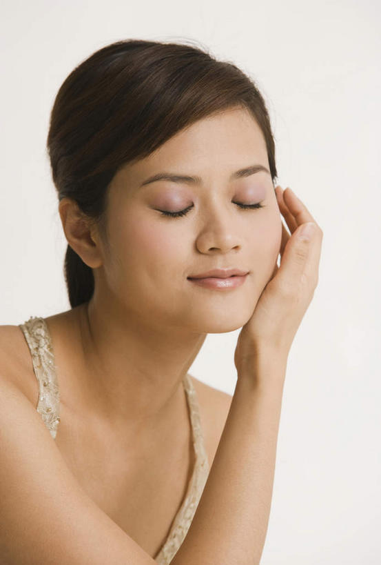 东方人,一个人,闭眼,笑,摸,微笑,竖图,室内,特写,白天,白色背景,侧面,亚洲,仅一个年轻女性,仅一个女性,仅一个人,抚摸,黄种人,思考,摄影,影棚,思虑,年轻女性,女人,女性,亚洲人,闭眼睛,闭着眼,闭着眼睛,触摸,接触,半身,彩图,影棚拍摄,拍摄