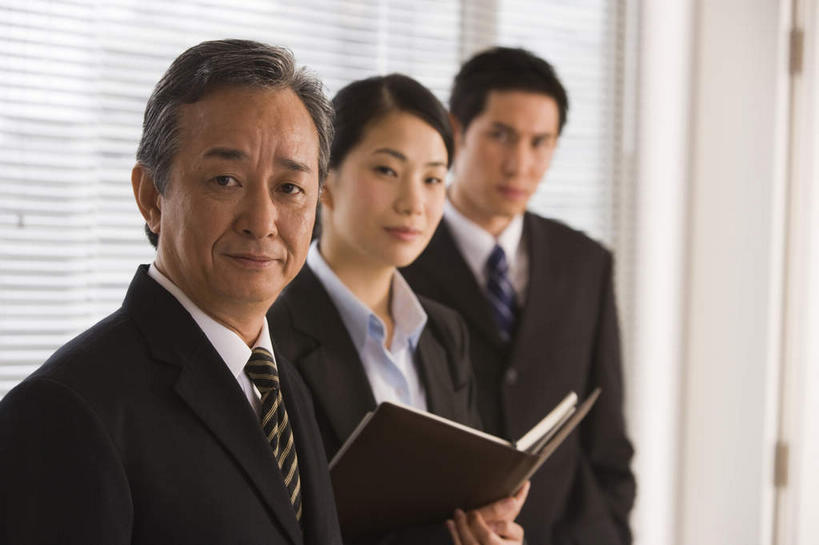 东方人,三个人,伙伴,朋友,商务人士,商务男性,商务女性,站,笑,微笑,横图,室内,白天,侧面,衬衫,友谊,合作,团队,亚洲,套装,材料,档案,文件,百叶窗,注视,黄种人,黑色,资料,观察,看,站着,战略,观看,察看,关注,文档,商务装,工薪阶层,联合,合谋,百页窗,配合,协作,老年男性,男人,男性,年轻男性,年轻女性,女人,女性,亚洲人,白领,上班族,站立,半身,彩图,衬衣