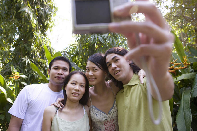 东方人,四个人,伙伴,朋友,站,抱,横图,室外,白天,正面,友谊,植物,亚洲,握,阴影,服装,光线,影子,摄像机,拿,拿着,注视,休闲装,黄种人,树,树木,衣服,绿色,阳光,自然,看,站着,休闲,同学,休闲服,摄像,握着,摄影,服饰,生长,成长,摄影机,抱着,靠近,搂着,凑近,关注,聚拢,录像,挨近,接近,靠拢,友情,男人,男性,年轻男性,年轻女性,女人,女性,亚洲人,搂,搂抱,抬头,仰头,站立,半身,彩图