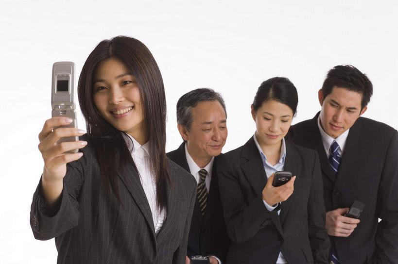 东方人,同事,商务人士,商务男性,商务女性,站,笑,打电话,微笑,露齿笑,横图,室内,白天,正面,衬衫,西装,成功,合作,团队,集体,信心,电话,手机,亚洲,阴影,套装,正装,光线,影子,灯光,领带,注视,职业装,黄种人,通讯设备,队伍,拍照,观察,看,站着,摄影,观看,察看,领导,成就,关注,合伙,领袖,工薪阶层,四部,交流,亚洲人,白领,上班族,沟通,通话,站立,半身,彩图,衬衣,照相