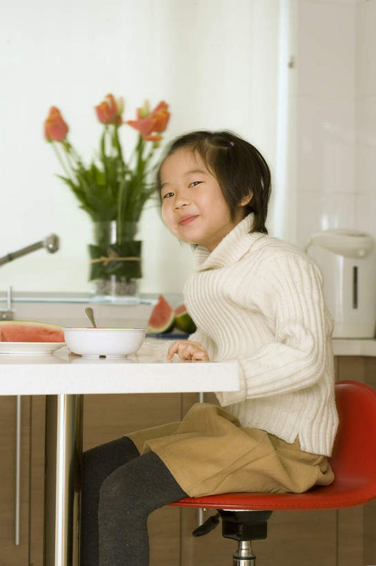 东方人,儿童,手,一个人,坐,笑,微笑,露齿笑,竖图,室内,白天,侧面,毛衣,餐桌,桌子,花瓶,水果,椅子,亚洲,仅一个女性,仅一个人,阴影,服装,朦胧,模糊,新鲜,光线,影子,陶瓷,灯光,生食,食品,果实,陶瓷制品,注视,休闲装,黄种人,袜子,座椅,玻璃制品,水壶,食物,小孩,衣服,玻璃瓶,瓶子,容器,碗,花束,扶,观察,看,仅一个小孩,休闲,手部,休闲服,服饰,有机食品,绿色食品,餐台,观看,储藏,丝袜,察看,扶着,储存,关注,升降椅,女孩,女人,女性,亚洲人,孩子,坐着,半身,彩图,绒衣,套衫,套头毛衣,线衣,贮存,女生