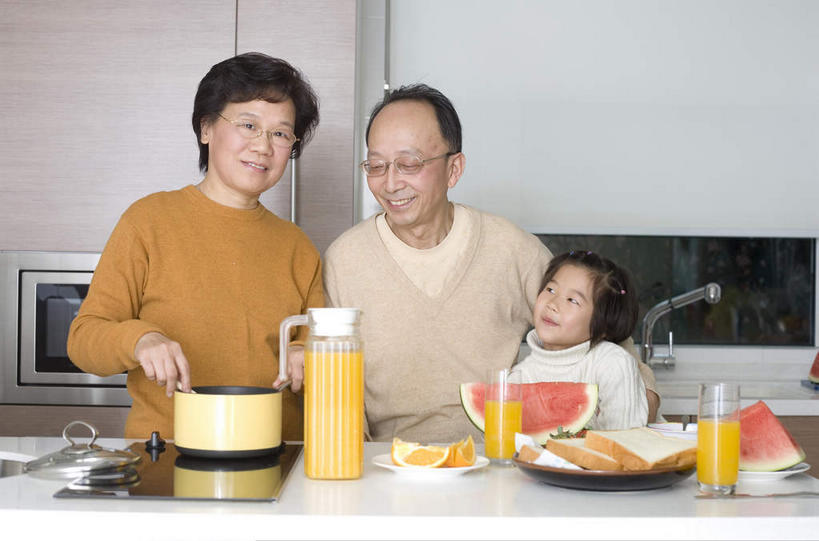 东方人,儿童,老年人,手,家庭,夫妻,祖母,祖父,站,坐,笑,微笑,露齿笑,横图,室内,白天,正面,爱情,烹饪,纯洁,餐桌,桌子,柑橘,西瓜,厨具,水果,金属制品,亚洲,握,阴影,服装,新鲜,反射,金属,锅子,水龙头,眼镜,影子,陶瓷,生食,食品,果实,陶瓷制品,两杯,三片,浪漫,拿,拿着,注视,休闲装,黄种人,锅,开关,食物,饮料,小孩,衣服,容器,碗,土司,打开,观察,看,站着,休闲,温暖,温馨,一家人,手部,休闲服,恩爱,可爱,童年,童趣,握着,恋人,服饰,有机食品,绿色食品,奶奶,爷爷,餐台,锅具,观看,祖孙,储藏,微波炉,阀门,和睦,察看,开启,储存,关注,近视眼镜,童真,烂漫,无邪,烹饪用具,外婆,外孙女,外祖母,外公,外祖父,两副,一壶,水咀,天真,老年男性,老年女性,男人,男性,女孩,女人,女性,亚洲人,孩子,夫妇,情侣,孙女,烹调用具,橘子,桔子,橙子,橙,怀抱,搂抱,烹调,相抱,拥抱,站立,坐着,半身,彩图,伴侣,融洽,贮存,女生