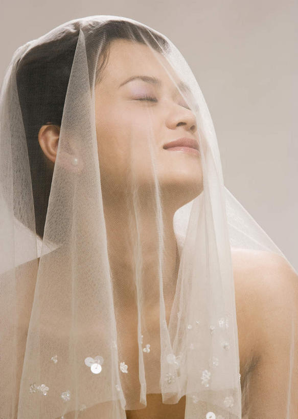 脸,头,脸颊,一个人,新娘,闭眼,笑,微笑,竖图,室内,白天,侧面,婚纱,幸福,仅一个年轻女性,仅一个女性,仅一个人,阴影,反射,影子,纱巾,幸运,年轻女性,女人,女性,头部,脸部,脸蛋,面部,闭眼睛,闭着眼,闭着眼睛,半身,彩图,婚礼服,礼服