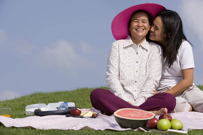 东方人,两个人,家庭,母亲,女儿,坐,抱,笑,盘腿,微笑,露齿笑,横图,室外,白天,正面,草地,草坪,植物,苹果,西瓜,帽子,水果,亚洲,许多,阴影,服装,新鲜,光线,影子,坐垫,云,云朵,生食,食品,果实,云彩,休闲装,黄种人,草,食物,衣服,红色,蓝色,绿色,白色,白云,蓝天,天空,阳光,遮阳帽,天,休闲,温暖,温馨,母女,一家人,休闲服,母爱,服饰,有机食品,绿色食品,晴朗,抱着,靠近,和睦,搂着,凑近,聚拢,野餐垫,野餐地毯,多功能毯,挨近,接近,靠拢,老年女性,年轻女性,女人,女性,亚洲人,晴空,寒瓜,怀抱,搂,搂抱,盘腿而坐,盘膝,盘着腿的,盘着腿坐,双腿交叉,相抱,拥抱,坐着,半身,彩图,融洽