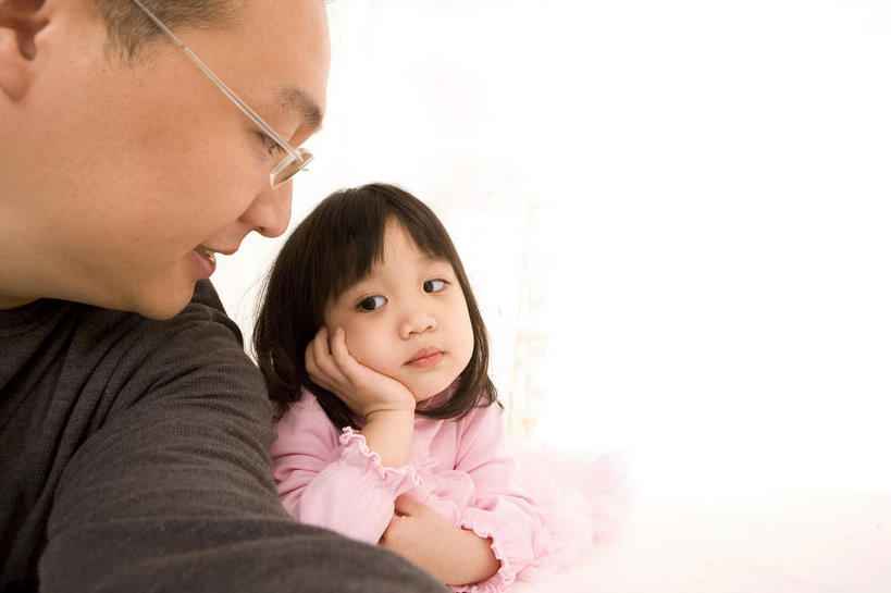 东方人,儿童,两个人,家庭,父亲,女儿,坐,横图,室外,白天,正面,纯洁,亚洲,一副,撑,服装,眼镜,托腮,注视,休闲装,黄种人,小孩,衣服,粉色,红色,黑色,低头,观察,看,托,休闲,温暖,温馨,父女,一家人,休闲服,父爱,可爱,童年,童趣,服饰,观看,和睦,察看,关注,托下巴,近视眼镜,童真,烂漫,无邪,天真,男人,男性,年轻男性,女孩,亚洲人,孩子,年轻人,坐着,半身,彩图,融洽,短发,女生