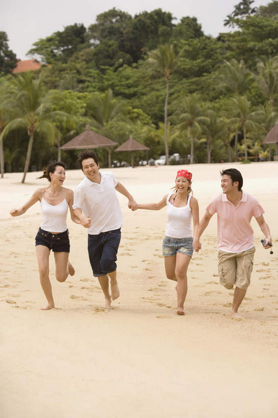 东方人,四个人,伙伴,朋友,握手,竖图,室外,白天,正面,友谊,沙滩,树林,植物,亚洲,奔驰,戴,服装,沙子,头巾,海岸,沙地,休闲装,黄种人,树,树木,一个,衣服,粉色,红色,绿色,自然,奔跑,休闲,休闲服,服饰,生长,单个,成长,戴着,友情,男人,男性,年轻男性,年轻女性,女人,女性,亚洲人,海滩,搀手,拉手,手搀手,手拉手,手牵手,手握手,彩图,全身