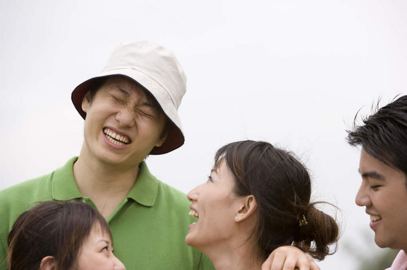 东方人,四个人,伙伴,朋友,闭眼,抱,笑,微笑,露齿笑,横图,室外,白天,正面,友谊,帽子,亚洲,服装,扭头,注视,休闲装,黄种人,衣服,蓝色,绿色,蓝天,天空,遮阳帽,天,观察,看,转头,休闲,休闲服,服饰,晴朗,抱着,观看,渔夫帽,察看,搂着,关注,万里无云,友情,男人,男性,年轻男性,年轻女性,女人,女性,亚洲人,晴空,晴空万里,闭眼睛,闭着眼,闭着眼睛,怀抱,搂,搂抱,相抱,拥抱,半身,彩图