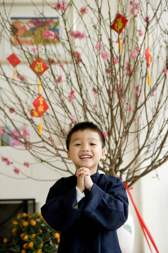 东方人,儿童,一个人,站,笑,微笑,露齿笑,竖图,室内,白天,正面,纯洁,植物,亚洲,仅一个男性,仅一个人,许多,服装,朦胧,模糊,墙,枝条,祝福,注视,休闲装,黄种人,墙壁,墙面,树,树木,树枝,虔诚,小孩,衣服,白色,观察,看,祈祷,双手合十,站着,仅一个小孩,休闲,休闲服,可爱,童年,童趣,服饰,观看,察看,关注,感谢,童真,烂漫,无邪,合十礼,合掌礼,合十,莲华合掌,感恩,虬枝,枝杈,天真,男孩,男人,男性,亚洲人,孩子,站立,半身,彩图,拜年,贺年,男生