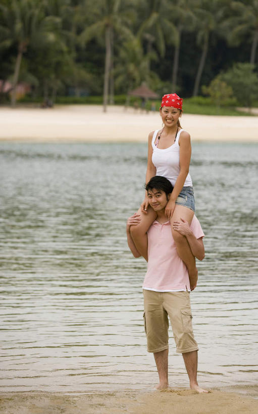 东方人,腿部,脚,脚趾,脚趾甲,腿,两个人,站,笑,微笑,露齿笑,竖图,室外,白天,正面,爱情,旅游,度假,海浪,海洋,沙滩,植物,棕榈树,帽子,叶子,亚洲,阴影,服装,泳帽,朦胧,模糊,光线,沙子,影子,海岸,浪花,绿叶,沙地,浪漫,注视,休闲装,黄种人,光脚,娱乐,树,树木,骑,衣服,红色,绿色,阳光,自然,海水,观察,看,扛,站着,享受,休闲,温暖,温馨,赤脚,休闲服,嫩叶,恩爱,放松,恋人,服饰,生长,成长,观看,和睦,察看,关注,游泳帽,海景,棕榈叶,扛在肩上,骑在肩上,男人,男性,年轻男性,年轻女性,女人,女性,亚洲人,脚指甲,情侣,叶,叶片,大海,风浪,海,海水的波动,海滩,近岸浪,涌浪,站立,彩图,全身,伴侣,融洽