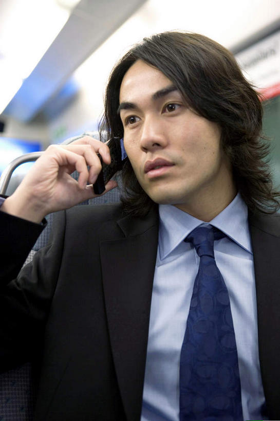 东方人,脸,头,脸颊,手,一个人,商务人士,商务男性,坐,打电话,竖图,室内,特写,白天,正面,衬衫,旅游,度假,火车,电话,手机,照明,亚洲,仅一个男性,仅一个人,一排,握,套装,朦胧,模糊,整齐,灯光,拿,拿着,注视,黄种人,娱乐,通讯设备,顶灯,肩膀,车,灯,排列,仅一个年轻男性,一个,灯具,交通工具,观察,看,享受,休闲,手部,放松,握着,单个,观看,照亮,察看,照明设备,队列,关注,载具,商务装,工薪阶层,交流,男人,男性,年轻男性,亚洲人,头部,脸部,脸蛋,面部,白领,上班族,沟通,通话,坐着,半身,彩图,衬衣,位子