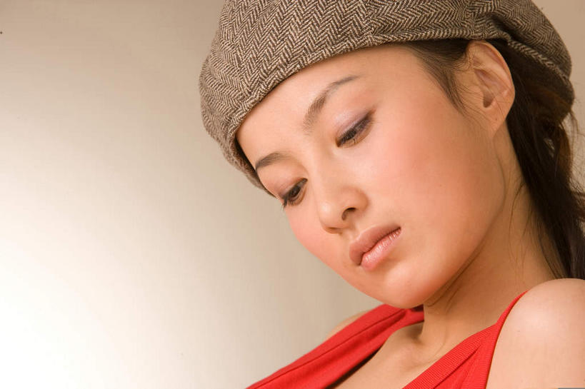 东方人,脸,头,脸颊,一个人,横图,室内,特写,白天,白色背景,正面,帽子,亚洲,仅一个年轻女性,仅一个女性,仅一个人,阴影,服装,朦胧,模糊,光线,影子,墙,注视,休闲装,黄种人,肩膀,墙壁,墙面,衣服,红色,灰色,低头,观察,看,休闲,疲倦,休闲服,摄影,服饰,影棚,观看,察看,关注,困倦,贝雷帽,困乏,一顶,年轻女性,女人,女性,亚洲人,头部,脸部,脸蛋,面部,半身,彩图,影棚拍摄,拍摄