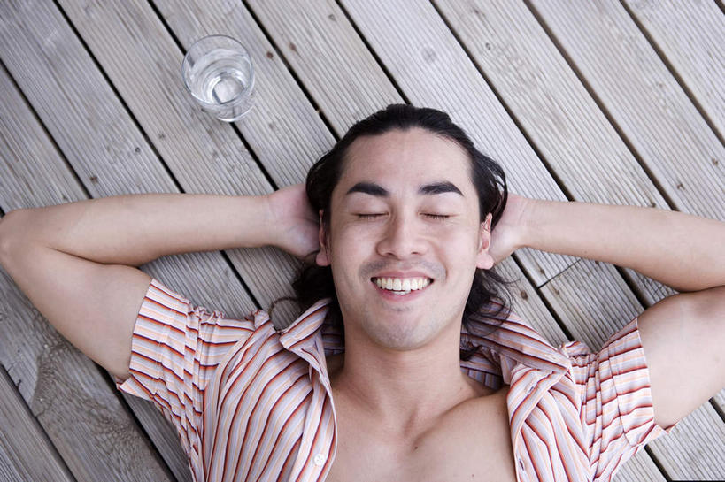 东方人,脸,头,脸颊,一个人,躺,闭眼,笑,睡,微笑,露齿笑,横图,俯视,室外,特写,白天,地板,杯子,亚洲,仅一个男性,仅一个人,抱头,服装,朦胧,模糊,地面,休闲装,黄种人,肩膀,木地板,玻璃制品,仅一个年轻男性,一个,衣服,水杯,休闲,休闲服,服饰,单个,捧首,捧头,卧着,男人,男性,年轻男性,亚洲人,头部,脸部,脸蛋,面部,玻璃杯,闭眼睛,闭着眼,闭着眼睛,困,困觉,寝息,睡觉,躺着,卧,半身,彩图,高角度拍摄