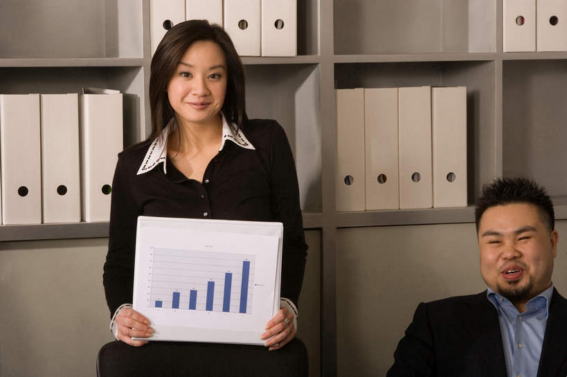 东方人,两个人,同事,商务人士,商务男性,商务女性,站,坐,笑,微笑,露齿笑,横图,室内,白天,正面,衬衫,成功,合作,团队,集体,信心,柜子,亚洲,一排,握,套装,整齐,材料,档案,文件,纸张,拿,拿着,注视,黄种人,队伍,排列,资料,观察,看,站着,握着,观看,察看,领导,成就,队列,关注,文档,柱形图,商务装,合伙,领袖,档案柜,工薪阶层,男人,男性,年轻男性,年轻女性,女人,女性,亚洲人,白领,上班族,站立,坐着,半身,彩图,衬衣