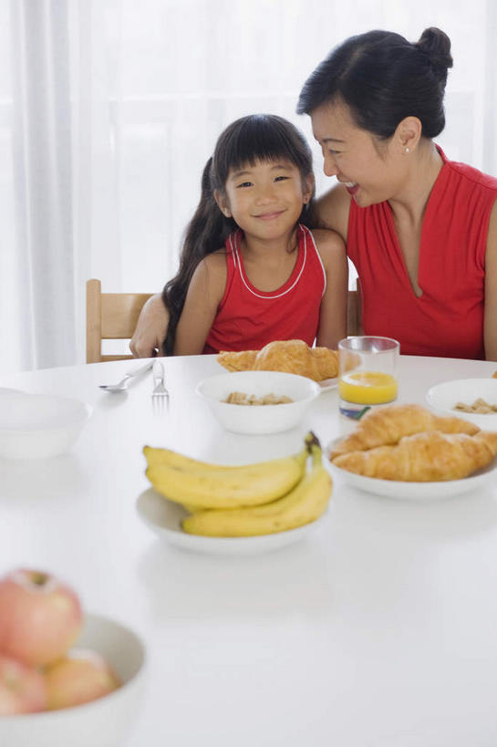 点心,面包,东方人,儿童,两个人,家庭,母亲,女儿,坐,笑,微笑,露齿笑,竖图,室内,白天,正面,纯洁,餐桌,窗户,窗帘,桌子,苹果,香蕉,杯子,水果,椅子,亚洲,服装,新鲜,生食,食品,面点,果实,注视,休闲装,黄种人,玻璃窗,食物,糕点,小孩,衣服,水杯,观察,看,休闲,温暖,温馨,母女,一家人,休闲服,可爱,母爱,童年,童趣,服饰,有机食品,绿色食品,餐台,观看,和睦,察看,关注,童真,烂漫,无邪,一碟,天真,年轻女性,女孩,女人,女性,亚洲人,孩子,年轻人,茶杯,甘蕉,坐着,半身,彩图,融洽,女生
