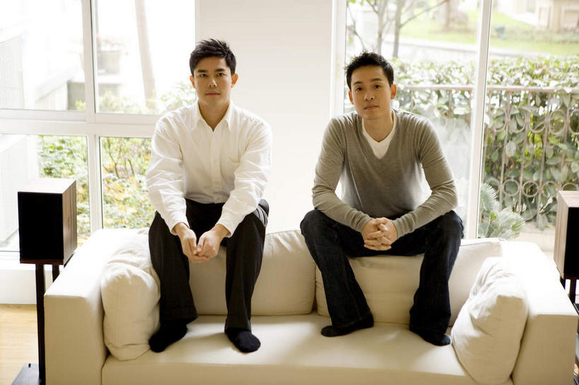 东方人,两个人,伙伴,朋友,坐,笑,微笑,横图,室内,白天,正面,友谊,植物,窗户,靠垫,落地窗,沙发,亚洲,阴影,服装,光线,影子,靠枕,音箱,祝福,注视,休闲装,黄种人,玻璃窗,虔诚,两个,衣服,绿色,自然,垫子,枕头,观察,看,祈祷,双手合十,休闲,休闲服,服饰,生长,成长,观看,察看,关注,感谢,布艺沙发,合十礼,合掌礼,合十,莲华合掌,感恩,友情,男人,男性,年轻男性,亚洲人,坐着,彩图,全身