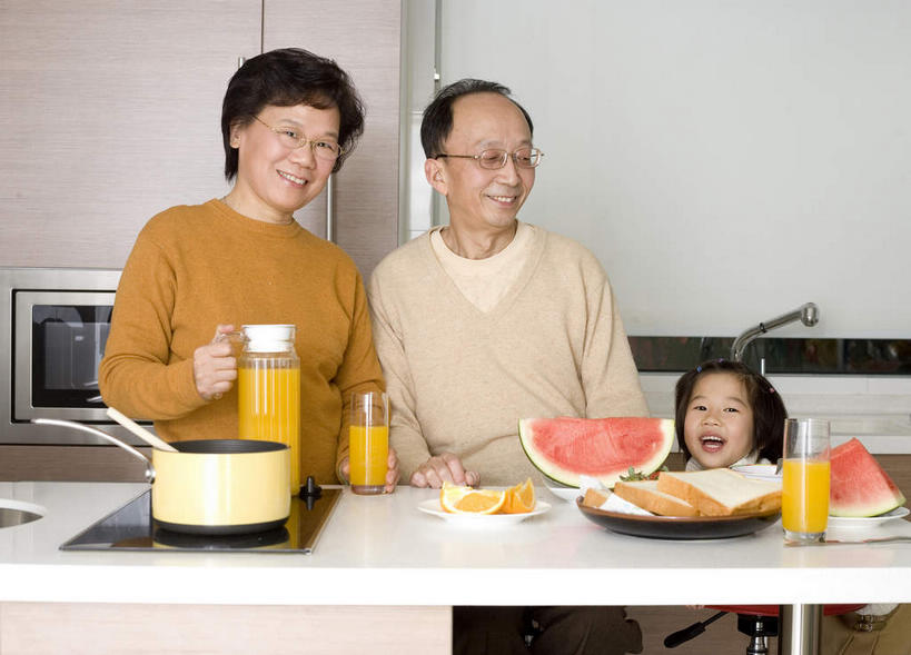 点心,面包,果汁,东方人,儿童,老年人,家庭,夫妻,祖母,祖父,站,笑,微笑,露齿笑,横图,室内,白天,正面,爱情,烹饪,纯洁,柑橘,西瓜,杯子,厨具,水果,亚洲,两片,勾,挽,阴影,服装,新鲜,光线,电器,水龙头,眼镜,影子,墙,生食,橙汁,食品,面点,果实,饮品,浪漫,注视,休闲装,黄种人,开关,墙壁,墙面,食物,糕点,饮料,两个,小孩,衣服,水杯,打开,观察,看,站着,休闲,温暖,温馨,一家人,休闲服,恩爱,可爱,童年,童趣,勾着,恋人,服饰,有机食品,绿色食品,奶奶,爷爷,观看,祖孙,老花镜,微波炉,阀门,和睦,察看,家电,家用电器,开启,关注,可口,微波,挽着,炊具,童真,烂漫,无邪,烹饪用具,外婆,外孙女,外祖母,外公,外祖父,外孙,外孙子,一壶,一碟,水咀,远视眼镜,适口,天真,老年男性,老年女性,男孩,男人,男性,女孩,女人,女性,亚洲人,孩子,夫妇,情侣,孙女,孙子,茶杯,烹调用具,橘子,桔子,寒瓜,橙子,橙,烹调,站立,半身,彩图,伴侣,融洽,小家电,男生,女生