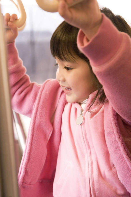 东方人,儿童,手,一个人,站,笑,微笑,竖图,室内,白天,正面,纯洁,窗户,公共汽车,亚洲,仅一个女性,仅一个人,握,阴影,服装,光线,影子,巴士,公交车,拿,拿着,注视,休闲装,黄种人,玻璃窗,车,小孩,衣服,交通工具,观察,看,站着,仅一个小孩,休闲,手部,休闲服,可爱,童年,童趣,握着,服饰,观看,察看,关注,载具,童真,拉环,烂漫,无邪,天真,女孩,女人,女性,亚洲人,孩子,站立,半身,彩图,女生