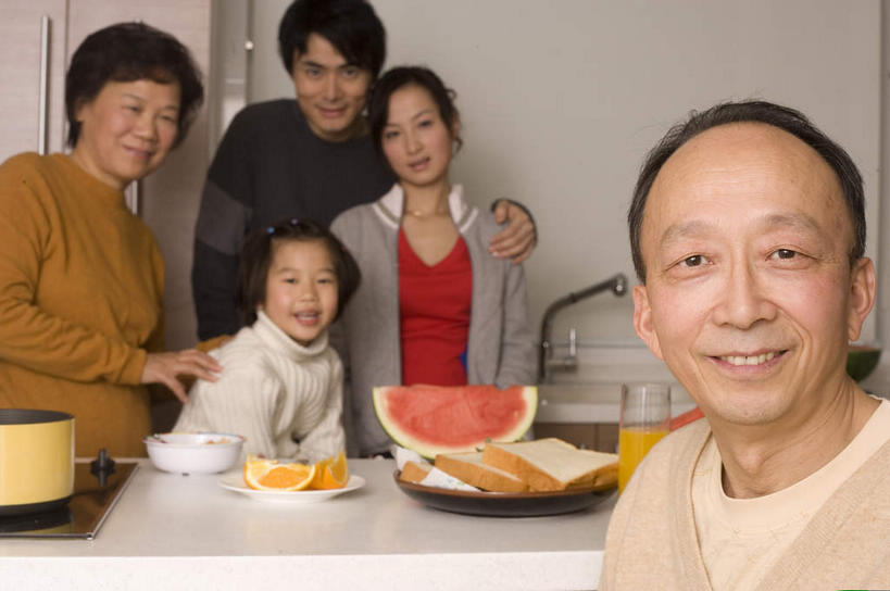 点心,面包,东方人,儿童,老年人,夫妻,母亲,父亲,女儿,祖母,祖父,三代同堂,家,站,抱,笑,微笑,横图,室内,白天,正面,爱情,纯洁,餐桌,厨房,家具,装修,桌子,建筑,柑橘,西瓜,水果,亚洲,五个人,服装,新鲜,装饰,陶瓷,房屋,屋子,公寓,生食,食品,面点,果实,陶瓷制品,许多人,古典,浪漫,注视,休闲装,黄种人,建设,祖孙三代,装潢,洋房,楼房,住宅,食物,糕点,小孩,衣服,容器,室内装潢,碗,观察,看,站着,一群人,休闲,温暖,温馨,父女,母女,休闲服,中式,恩爱,父爱,可爱,母爱,童年,童趣,恋人,服饰,有机食品,绿色食品,奶奶,爷爷,餐台,抱着,观看,祖孙,储藏,样板房,明亮,和睦,察看,舒适,家居装潢,搂着,储存,关注,房屋设计,室内设计,童真,宽敞,烂漫,无邪,外婆,外孙女,外祖母,外公,外祖父,样板房装潢,一碟,天真,老年男性,老年女性,男人,男性,年轻男性,年轻女性,女孩,女人,女性,亚洲人,孩子,年轻人,夫妇,情侣,全家福,孙女,设计,橘子,桔子,寒瓜,橙子,橙,怀抱,搂,搂抱,相抱,拥抱,站立,半身,彩图,房子,灶间,伴侣,融洽,贮存,女生,爸爸,多代同堂,妈妈