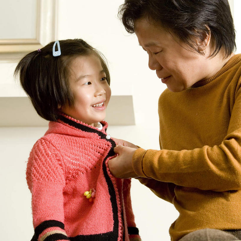 东方人,儿童,老年人,手,两个人,家庭,祖母,站,坐,笑,微笑,露齿笑,方图,室内,白天,侧面,纯洁,亚洲,握,阴影,服装,装饰,光线,影子,墙,拿,拿着,注视,休闲装,黄种人,墙壁,墙面,一个,小孩,衣服,发饰,饰品,观察,看,站着,休闲,温暖,温馨,一家人,手部,休闲服,可爱,童年,童趣,握着,服饰,转身,奶奶,单个,观看,祖孙,和睦,察看,关注,发卡,童真,烂漫,无邪,配饰,外婆,外孙女,外祖母,回身,天真,老年女性,女孩,女人,女性,亚洲人,孩子,孙女,站立,坐着,半身,彩图,融洽,女生