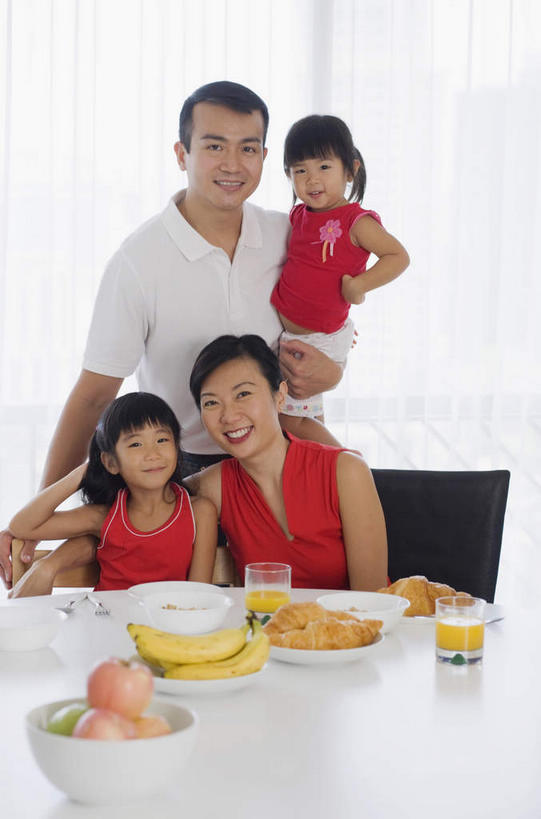 点心,面包,果汁,儿童,四个人,家庭,夫妻,母亲,父亲,儿子,站,坐,抱,笑,微笑,露齿笑,竖图,室内,白天,正面,爱情,纯洁,窗户,窗帘,苹果,香蕉,水果,椅子,阴影,服装,新鲜,装饰,光线,影子,生食,食品,面点,果实,饮品,两杯,浪漫,注视,休闲装,玻璃窗,食物,糕点,饮料,小孩,衣服,帘子,观察,看,站着,休闲,温暖,温馨,父子,母子,一家人,休闲服,遮阳,恩爱,父爱,可爱,母爱,童年,童趣,恋人,服饰,有机食品,绿色食品,抱着,观看,华丽,修饰,点缀,和睦,察看,搂着,关注,可口,童真,烂漫,无邪,衬托,美观,雅致,雅观,一碟,适口,天真,男孩,男人,男性,年轻男性,年轻女性,女人,女性,孩子,年轻人,夫妇,情侣,甘蕉,怀抱,搂,搂抱,相抱,拥抱,站立,坐着,半身,彩图,伴侣,融洽,男生