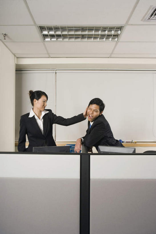 东方人,两个人,同事,商务人士,商务男性,商务女性,办公室,站,竖图,室内,白天,正面,衬衫,成功,合作,团队,集体,信心,显示器,鼠标,键盘,桌子,椅子,亚洲,拧,握,套装,网络,材料,档案,文件,办公桌,拿,拿着,注视,黄种人,输入设备,通讯设备,队伍,资料,观察,看,站着,张嘴,台式电脑,握着,拽,观看,察看,领导,成就,关注,文档,通信设备,商务装,合伙,领袖,张大嘴巴,工薪阶层,输出设备,球椅,太空椅,鸡蛋椅,男人,男性,年轻男性,年轻女性,女人,女性,亚洲人,白领,上班族,张开嘴,站立,半身,彩图,衬衣