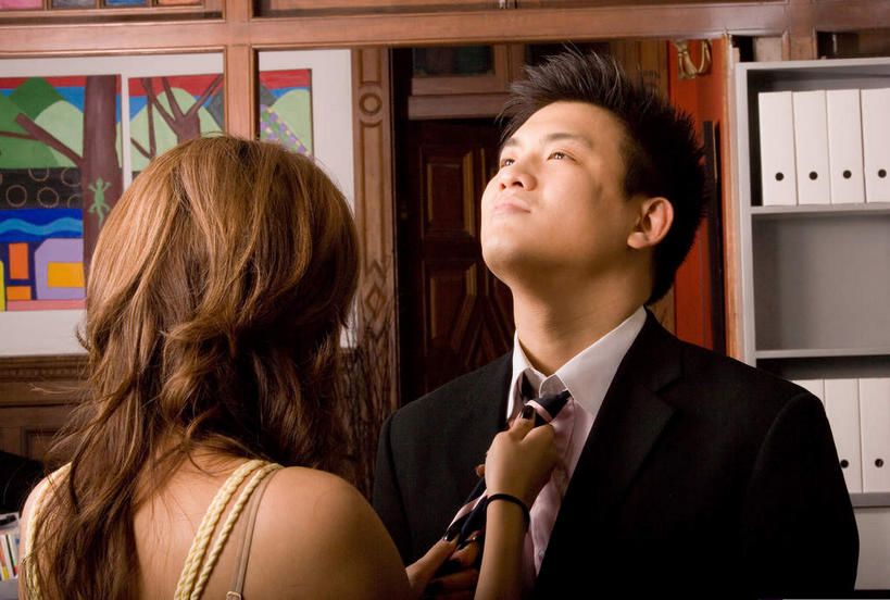 东方人,背部,两个人,站,横图,室内,白天,正面,爱情,亚洲,一排,许多,握,阴影,服装,整齐,光线,影子,很多,浪漫,拿,拿着,注视,休闲装,黄种人,排列,衣服,阳光,观察,看,站着,休闲,温暖,温馨,休闲服,恩爱,握着,恋人,服饰,观看,和睦,察看,帮忙,队列,关注,文件架,资料架,文件框,文件座,资料档,资料座,男人,男性,年轻男性,年轻女性,女人,女性,亚洲人,情侣,抬头,仰头,站立,半身,彩图,伴侣,融洽