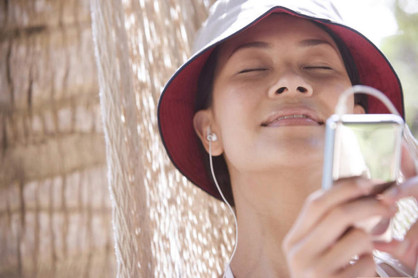 东方人,一个人,闭眼,笑,微笑,横图,室外,白天,正面,陶醉,快乐,植物,帽子,亚洲,仅一个年轻女性,仅一个女性,仅一个人,握,阴影,朦胧,模糊,光线,影子,音乐,音乐播放器,黄种人,树,树木,绿色,阳光,自然,遮阳帽,享受,握着,生长,成长,渔夫帽,MP3播放器,一顶,年轻女性,女人,女性,亚洲人,闭眼睛,闭着眼,闭着眼睛,抬头,仰头,半身,彩图,播放器,沉醉