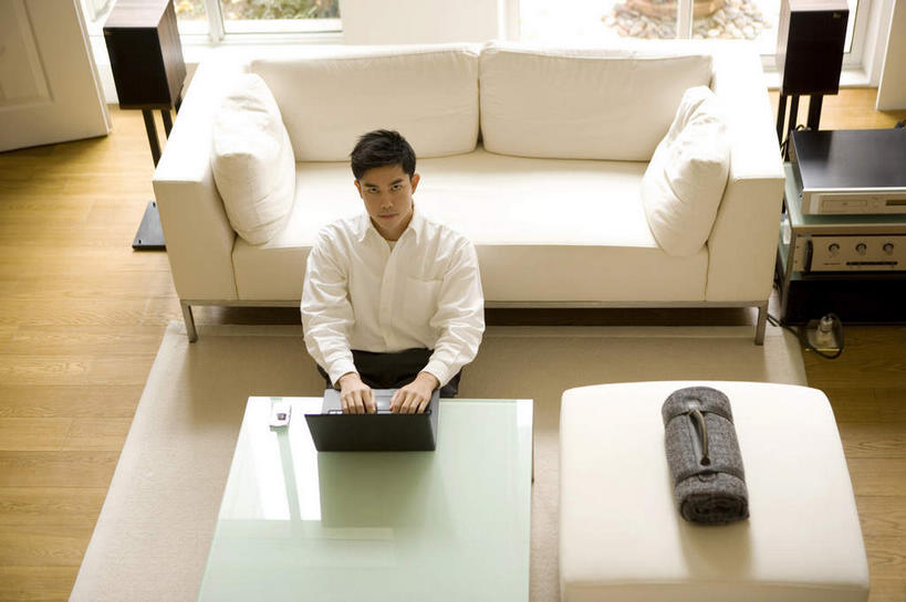 东方人,一个人,商务人士,商务男性,坐,横图,俯视,室内,白天,衬衫,电脑,笔记本电脑,餐桌,地板,沙发,台灯,桌子,玻璃,照明,亚洲,仅一个男性,仅一个人,套装,网络,木制,包,公文包,灯光,地面,注视,黄种人,通讯设备,木地板,玻璃制品,灯,仅一个年轻男性,一个,白色,黑色,木制品,灯具,看,单个,餐台,公事包,一台,照亮,无线,照明设备,关注,通信设备,商务装,无线网络,布艺沙发,无线上网,便携式电脑,工薪阶层,两盏,手提电脑,男人,男性,年轻男性,亚洲人,白领,上班族,抬头,仰头,坐着,半身,彩图,高角度拍摄,衬衣,短发