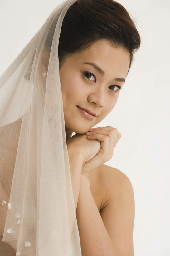 东方人,一个人,新娘,站,握手,笑,微笑,竖图,室内,白天,白色背景,正面,婚纱,婚礼,快乐,亚洲,仅一个年轻女性,仅一个女性,仅一个人,头纱,庆祝,结婚,注视,黄种人,观察,看,站着,喜庆,摄影,影棚,观看,纪念,察看,关注,年轻女性,女人,女性,亚洲人,搀手,拉手,手搀手,手拉手,手牵手,手握手,站立,半身,彩图,影棚拍摄,婚礼服,礼服,高兴,拍摄