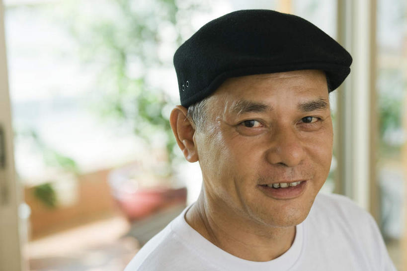 东方人,脸,头,脸颊,酒窝,一个人,笑,微笑,露齿笑,横图,室内,白天,正面,帽子,亚洲,仅一个男性,仅一个人,阴影,服装,光线,影子,注视,休闲装,黄种人,运动帽,衣服,阳光,观察,看,仅一个老年男性,休闲,休闲服,鸭舌帽,服饰,观看,察看,关注,老年男性,男人,男性,亚洲人,头部,脸部,脸蛋,面部,半身,彩图