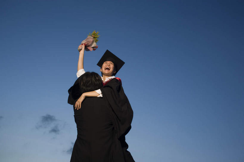 东方人,一个人,学生,跳,举,笑,微笑,露齿笑,横图,室外,白天,仰视,亚洲,仅一个年轻女性,仅一个女性,仅一个人,握,阴影,服装,盛开,光线,影子,半空,拿,花蕾,拿着,注视,黄种人,花,花瓣,花朵,鲜花,衣服,蓝色,蓝天,天空,阳光,花束,天,花苞,花蕊,观察,看,托,握着,服饰,流苏,晴朗,观看,察看,衣着,学士帽,毕业,穿着,关注,学士服,万里无云,垂布,学士袍,衣饰,年轻女性,女人,女性,亚洲人,晴空,晴空万里,举起,举手,举着,跳跃,向上举,向上伸,向上托,半身,彩图,低角度拍摄