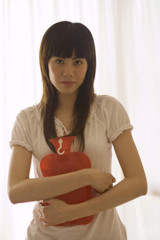 东方人,一个人,站,抱,竖图,室内,白天,正面,窗帘,亚洲,仅一个年轻女性,仅一个女性,仅一个人,服装,装饰,塑料,注视,休闲装,黄种人,一个,衣服,红色,容器,塑料制品,观察,看,站着,休闲,休闲服,服饰,单个,抱着,观看,储藏,华丽,修饰,点缀,察看,搂着,热水袋,储存,关注,衬托,美观,雅致,雅观,年轻女性,女人,女性,亚洲人,搂,搂抱,站立,半身,彩图,贮存