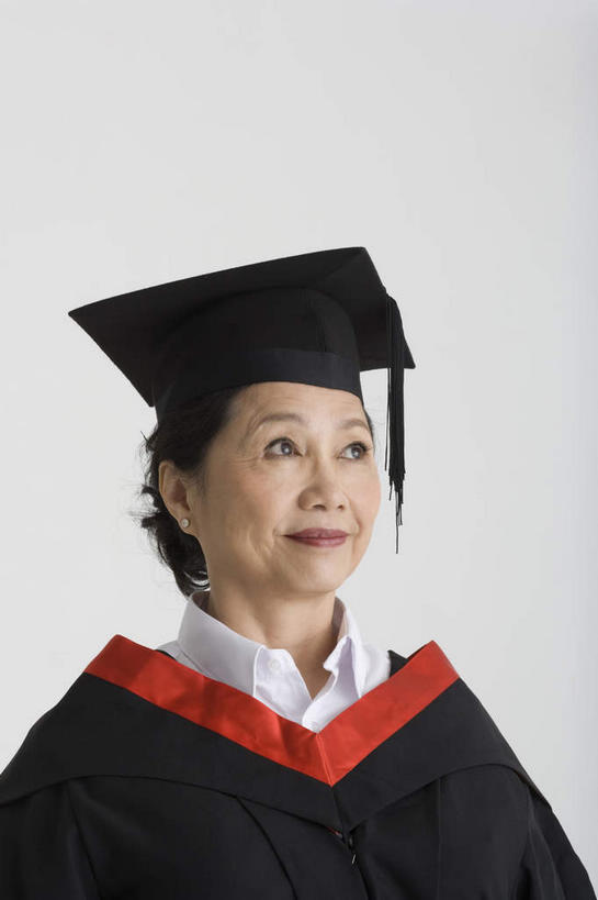 东方人,一个人,学生,站,笑,微笑,竖图,室内,白天,侧面,亚洲,仅一个女性,仅一个人,戴,注视,黄种人,观察,看,站着,流苏,仅一个老年女性,观看,戴着,察看,学士帽,毕业,关注,学士服,垂布,学士袍,老年女性,女人,女性,亚洲人,站立,半身,彩图