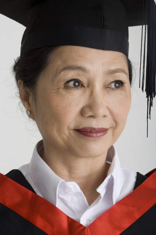 东方人,一个人,学生,站,竖图,室内,特写,白天,正面,亚洲,仅一个女性,仅一个人,戴,注视,黄种人,观察,看,站着,流苏,仅一个老年女性,观看,戴着,察看,学士帽,毕业,关注,学士服,一顶,垂布,学士袍,老年女性,女人,女性,亚洲人,站立,半身,彩图