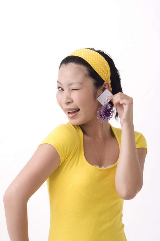 东方人,一个人,站,笑,微笑,露齿笑,竖图,室内,白天,白色背景,正面,亚洲,仅一个年轻女性,仅一个女性,仅一个人,握,服装,盛开,头饰,拿,花蕾,拿着,休闲装,黄种人,手叉腰,花,花瓣,花朵,鲜花,一朵,衣服,黄色,紫色,耳环,花苞,花蕊,叉腰,站着,休闲,休闲服,握着,摄影,服饰,影棚,眨眼,耳饰,年轻女性,女人,女性,亚洲人,站立,半身,彩图,影棚拍摄,拍摄