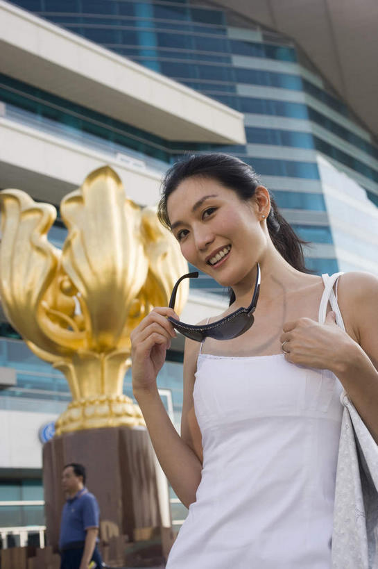 东方人,手,一个人,站,笑,微笑,露齿笑,竖图,室外,白天,仰视,裙子,度假,美景,城市风光,城市,雕塑,亚洲,仅一个年轻女性,仅一个女性,仅一个人,握,阴影,连衣裙,艺术,装饰,光线,包,雕刻,雕像,墨镜,皮包,眼镜,影子,墙,景观,拿,拿着,注视,黄种人,娱乐,墙壁,墙面,阳光,太阳镜,太阳眼镜,工艺品,观察,看,站着,享受,休闲,手部,金色,遮阳镜,景色,放松,握着,观看,纪念,单肩包,美术,和睦,察看,富贵,关注,亲情,主题,陈列,紫荆花,忠诚,功能,美学,富丽,红花羊蹄甲,红花紫荆,满条红,艳紫荆,洋紫荆,名誉,荣华,年轻女性,女人,女性,亚洲人,站立,半身,彩图,低角度拍摄