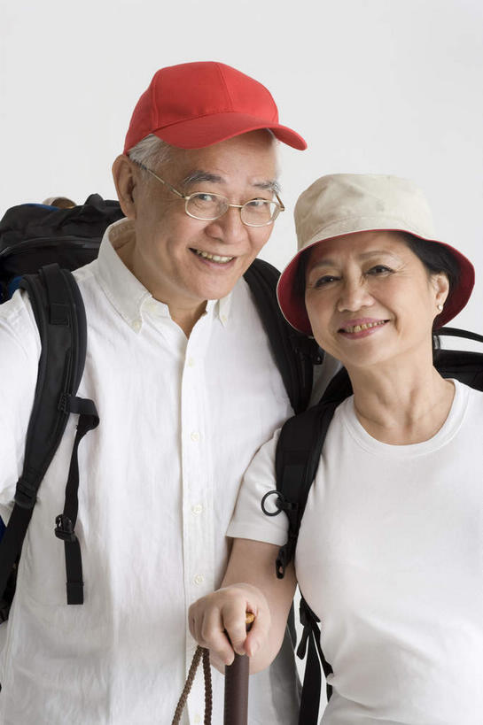 东方人,两个人,夫妻,站,笑,微笑,露齿笑,竖图,室内,白天,白色背景,正面,爱情,帽子,亚洲,服装,包,工具,器材,眼镜,浪漫,旅行包,休闲装,黄种人,衣服,背包,遮阳帽,靠,靠着,站着,休闲,休闲服,器械,恩爱,恋人,摄影,服饰,影棚,拐杖,老花镜,登山杖,辅助设备,旅游包,远视眼镜,登山棍,老年男性,老年女性,男人,男性,女人,女性,亚洲人,夫妇,情侣,登山,爬山,站立,半身,彩图,影棚拍摄,拍摄,伴侣,双肩包
