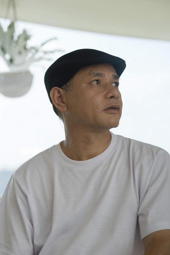 东方人,一个人,坐,竖图,室内,白天,正面,植物,窗户,帽子,亚洲,仅一个男性,仅一个人,服装,盆栽,盆景,注视,休闲装,黄种人,运动帽,玻璃窗,仅一个年轻男性,衣服,绿色,自然,观察,看,休闲,休闲服,鸭舌帽,服饰,生长,成长,观看,疑惑,察看,关注,迷惑,纳闷,男人,男性,年轻男性,亚洲人,坐着,半身,彩图