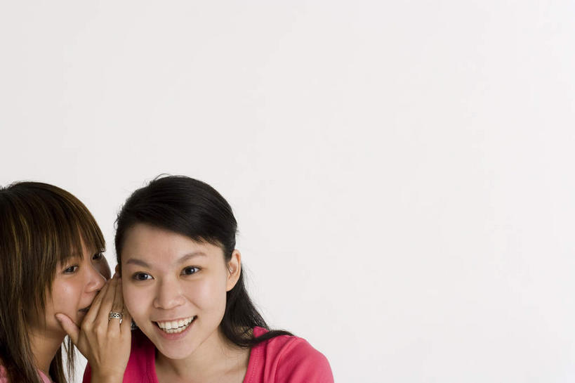 东方人,两个人,站,笑,微笑,露齿笑,横图,室内,白天,白色背景,正面,亚洲,服装,注视,休闲装,黄种人,衣服,观察,看,站着,休闲,休闲服,摄影,服饰,影棚,观看,察看,关注,私语,耳语,年轻女性,女人,女性,亚洲人,站立,半身,彩图,影棚拍摄,拍摄