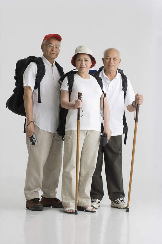 东方人,三个人,站,笑,微笑,露齿笑,竖图,室内,白天,白色背景,正面,帽子,亚洲,服装,包,工具,器材,眼镜,旅行包,休闲装,黄种人,衣服,背包,遮阳帽,靠,靠着,站着,休闲,休闲服,器械,摄影,服饰,影棚,拐杖,老花镜,登山杖,辅助设备,旅游包,远视眼镜,登山棍,老年男性,老年女性,男人,男性,女人,女性,亚洲人,登山,爬山,站立,彩图,全身,影棚拍摄,拍摄,双肩包