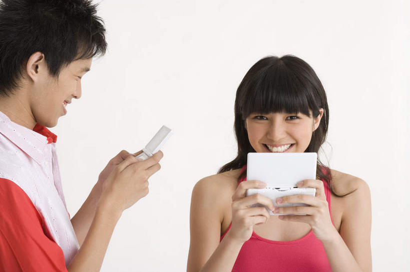 东方人,两个人,站,笑,微笑,露齿笑,横图,室内,白天,白色背景,正面,爱情,游戏,科技,亚洲,握,服装,浪漫,拿,玩,拿着,注视,休闲装,黄种人,娱乐,衣服,观察,看,站着,休闲,温暖,温馨,休闲服,恩爱,握着,恋人,摄影,服饰,游戏机,影棚,观看,活动,和睦,察看,掌上游戏机,发泄,关注,消遣,智力,掌机,便携式游戏机,手提游戏机,宣泄,男人,男性,年轻男性,年轻女性,女人,女性,亚洲人,情侣,玩耍,嬉戏,站立,半身,彩图,影棚拍摄,拍摄,伴侣,融洽