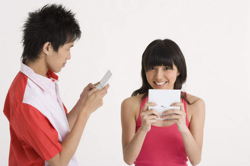 东方人,两个人,站,笑,微笑,露齿笑,横图,室内,白天,白色背景,正面,爱情,游戏,科技,亚洲,握,服装,浪漫,拿,玩,拿着,注视,休闲装,黄种人,娱乐,衣服,观察,看,站着,休闲,温暖,温馨,休闲服,恩爱,握着,恋人,摄影,服饰,游戏机,影棚,观看,活动,和睦,察看,掌上游戏机,发泄,关注,消遣,智力,掌机,便携式游戏机,手提游戏机,宣泄,男人,男性,年轻男性,年轻女性,女人,女性,亚洲人,情侣,玩耍,嬉戏,站立,半身,彩图,影棚拍摄,拍摄,伴侣,融洽