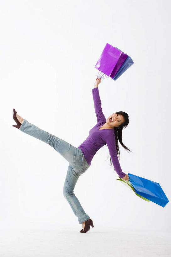 东方人,一个人,站,举,闭眼,笑,大笑,竖图,室内,白天,白色背景,侧面,购物,兴奋,消费,袋子,亚洲,仅一个年轻女性,仅一个女性,仅一个人,抬,握,服装,包装袋,手提袋,购物袋,拿,拿着,休闲装,黄种人,衣服,蓝色,绿色,紫色,托,站着,张嘴,休闲,休闲服,握着,金融,摄影,服饰,影棚,后仰,购买,张大嘴巴,贸易,哈哈大笑,年轻女性,女人,女性,亚洲人,张开嘴,闭眼睛,闭着眼,闭着眼睛,举起,举手,举着,向上举,向上伸,向上托,站立,彩图,全身,影棚拍摄,高兴,狂笑,拍摄