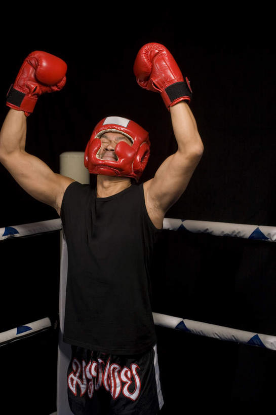 东方人,手,一个人,栏杆,站,举,闭眼,伸展双臂,竖图,室内,白天,正面,运动服,房间,帽子,亚洲,仅一个男性,仅一个人,仅一个中年男性,一双,阴影,服装,裤子,光线,头盔,影子,围栏,灯光,拳击手套,黄种人,护栏,衣服,安全帽,托,站着,手部,服饰,冠军,衣着,穿着,衣饰,男人,男性,中年男性,亚洲人,闭眼睛,闭着眼,闭着眼睛,敞开双臂,举起,举手,举着,伸开双臂,向上举,向上伸,向上托,展开双肩,站立,张开手臂,张开双臂,半身,彩图,运动装