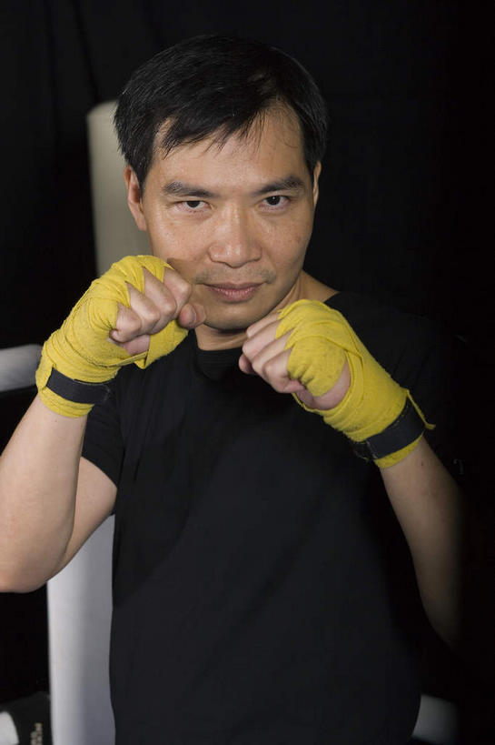 东方人,手,一个人,栏杆,站,举,竖图,室内,白天,正面,运动服,房间,亚洲,仅一个男性,仅一个人,仅一个中年男性,一双,握,阴影,服装,光线,影子,围栏,灯光,注视,黄种人,护栏,衣服,观察,看,托,站着,手部,握着,服饰,观看,察看,衣着,穿着,关注,绑带,衣饰,男人,男性,中年男性,亚洲人,举起,举手,举着,向上举,向上伸,向上托,站立,半身,彩图,运动装