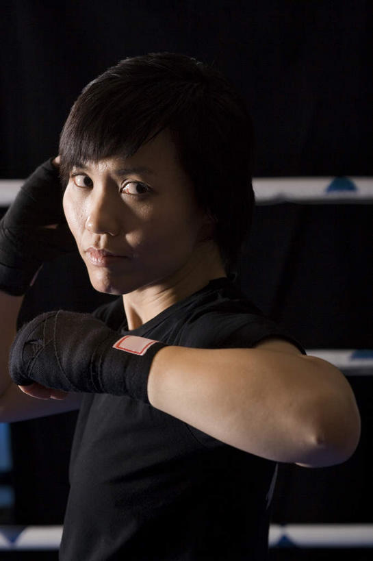 东方人,手,一个人,栏杆,站,举,竖图,室内,白天,正面,运动服,房间,亚洲,仅一个男性,仅一个人,仅一个中年男性,一双,握,阴影,服装,光线,影子,围栏,灯光,注视,黄种人,护栏,衣服,观察,看,托,站着,手部,握着,服饰,观看,察看,衣着,穿着,关注,绑带,衣饰,男人,男性,中年男性,亚洲人,举起,举手,举着,向上举,向上伸,向上托,站立,半身,彩图,运动装