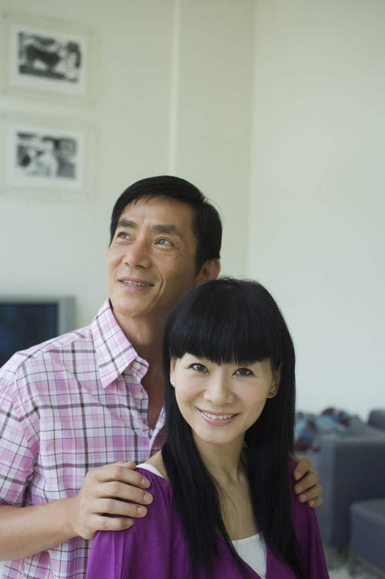 东方人,两个人,夫妻,站,坐,竖图,室内,白天,正面,爱情,房间,沙发,亚洲,阴影,服装,朦胧,模糊,光线,影子,墙,灯光,浪漫,扭头,注视,休闲装,黄种人,墙壁,墙画,墙面,衣服,观察,看,站着,转头,休闲,休闲服,恩爱,搭,恋人,服饰,观看,察看,搭着,关注,布艺沙发,男人,男性,女人,女性,中年男性,中年女性,亚洲人,夫妇,情侣,站立,坐着,半身,彩图,伴侣